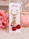 Llavero de cerezas rojas tipo cristal con gancho dorado