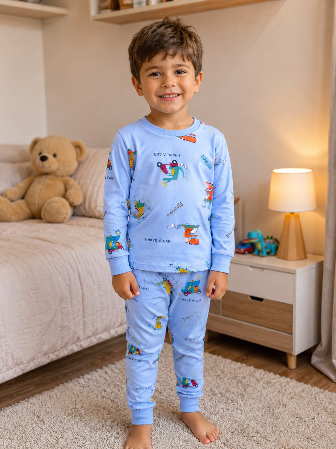 Pijama infantil celeste con dinosaurios y autos